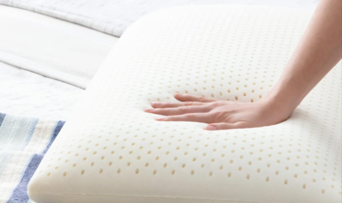 Blogcikk kép női kéz memóriahab párnán